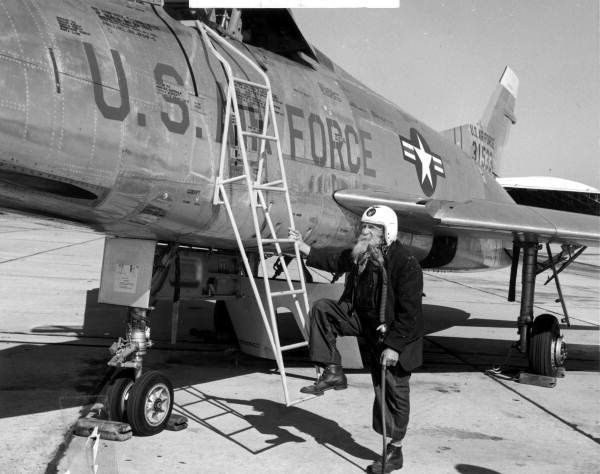 Florida's last Civil War veteran, Bill Lundy, poses with a jet fighter, 1955 photo V8OEyYg.jpg