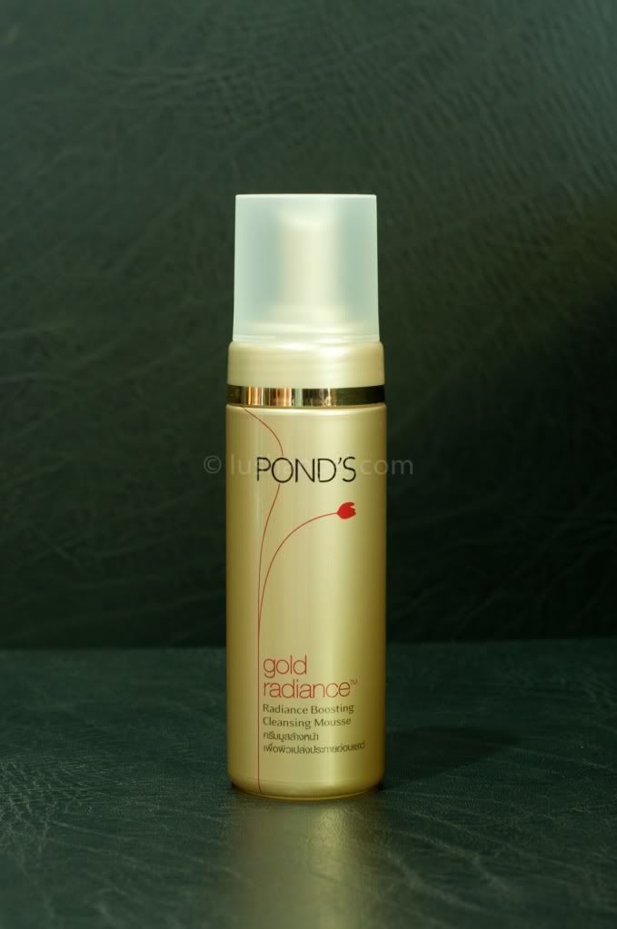 ponds_gold_radiance_cleansing_mousse