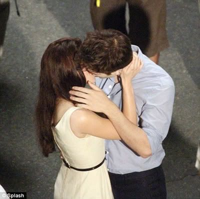 kristen stewart dan robert pattinson bermesraan di pantai brazil kristen stewart dan robert pattinson, kristen stewart bikini, foto kristen stewart, robert pattinson